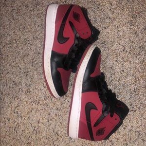 Jordan 1 Mid Gym Red Black (GS)